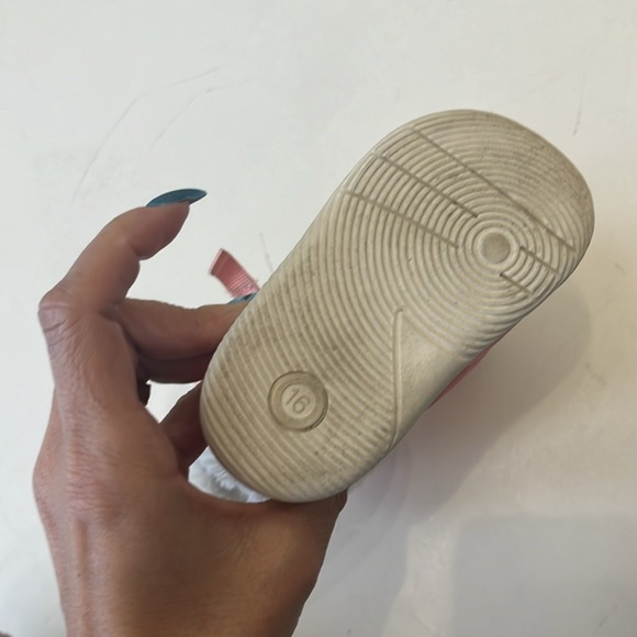 Cute pink fuzzy winter boots - Picture 2 of 3